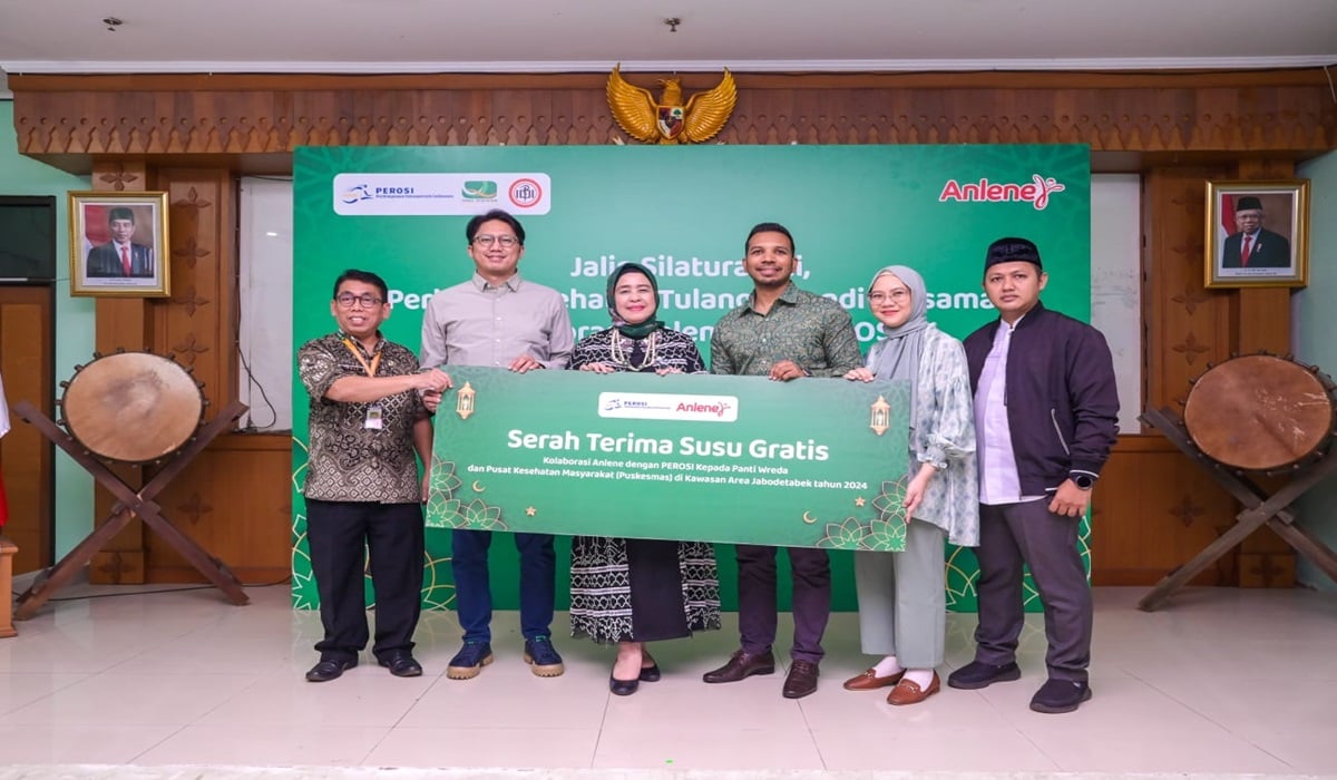 Pemberian susu gratis dari Anlene bersama Perosi kepala kelompok lanjut usia, di Jakarta, Kamis (4/4).