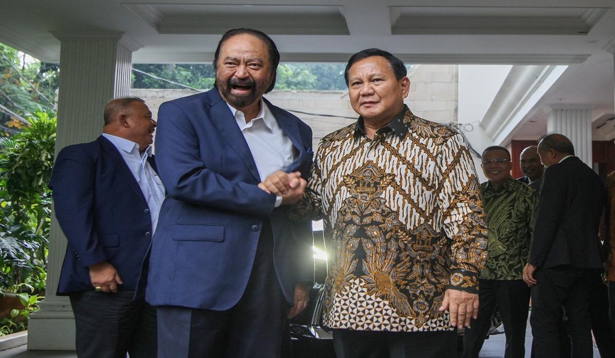 Capres terpilih Prabowo Subianto (kanan) menyambut kedatangan Ketum Partai NasDem Surya Paloh di Kertanegara, Kebayoran Baru, Kamis (25/4)