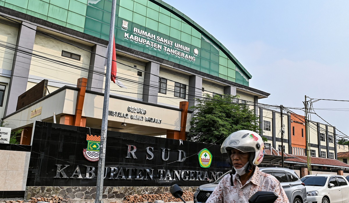 Warga melintas menggunakan sepeda motor di depan gedung RSUD Kabupaten Tangerang, Kota Tangerang, Banten 