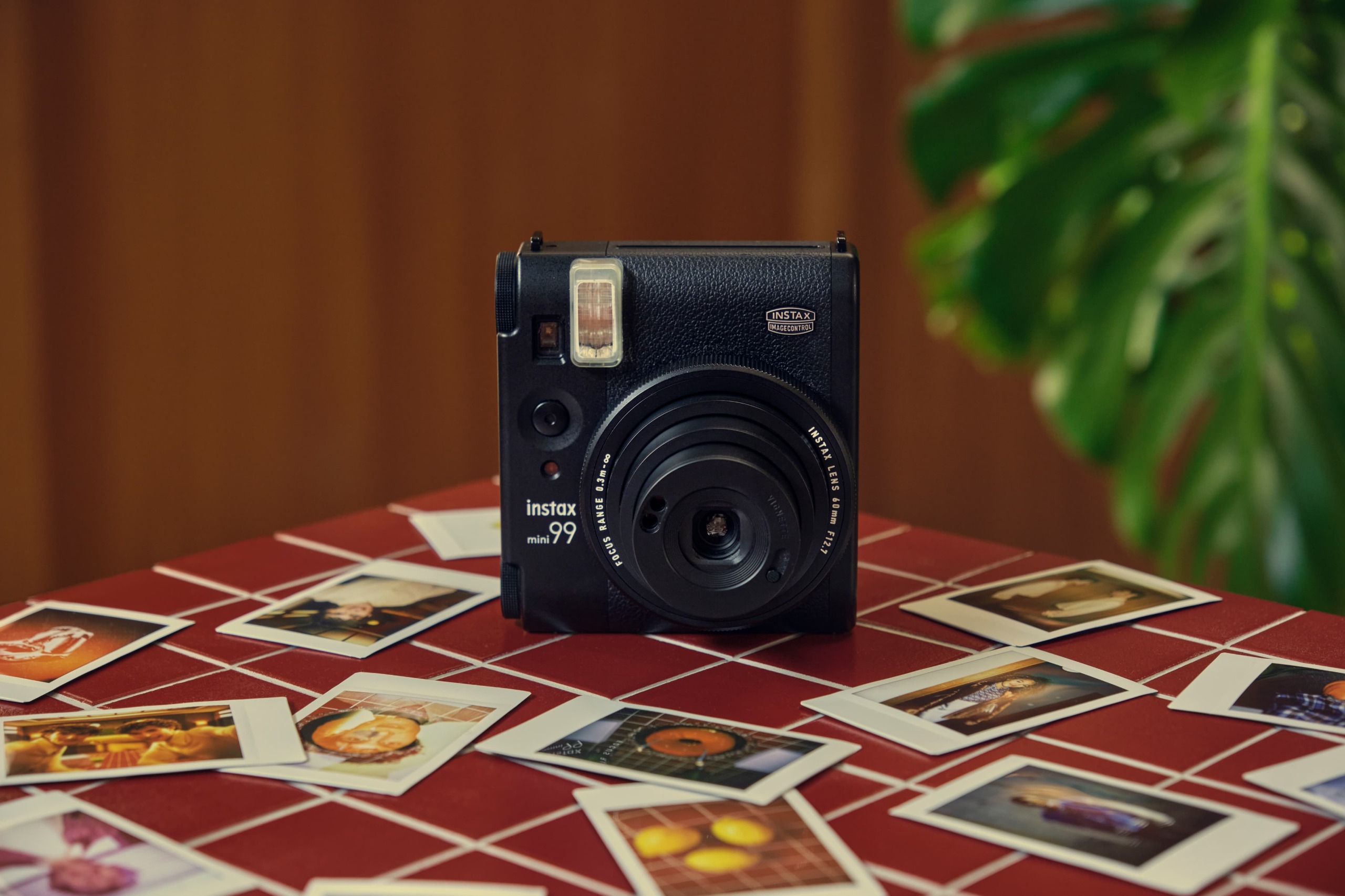  Kamera seharga Rp2.999.000 ini hadir dengan fitur baru yaitu teknologi analog yang menghasilkan cetakan foto kreatif dan penuh warna.