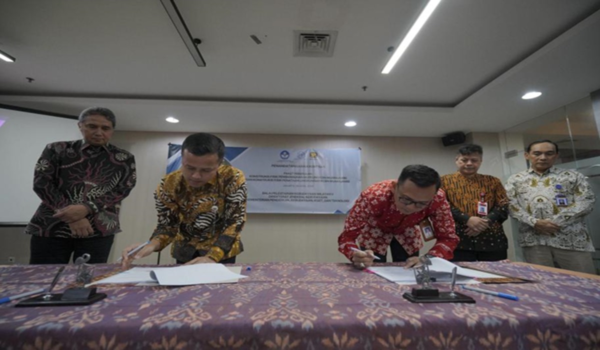 Direktur Jenderal Kebudayaan Hilmar Farid  (kiri) menyaksikan penandatangan kontrak penataan lingkungan kawasan cagar budaya.