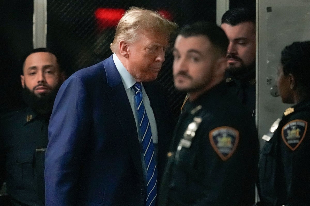 Donald Trump merasa tidak nyaman di ruang sidang New York, dalam persidangan atas tuduhan penipuan bisnis. 