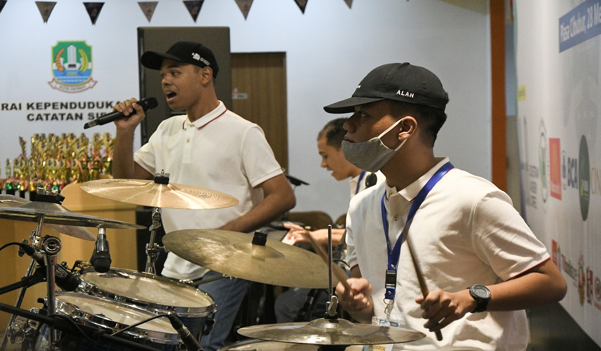 Sejumlah anak-anak penyandang autisme menampilkan bakat pada kegiatan Autism Awareness oleh Kampusnya Manusia di Bekasi, Jawa Barat.