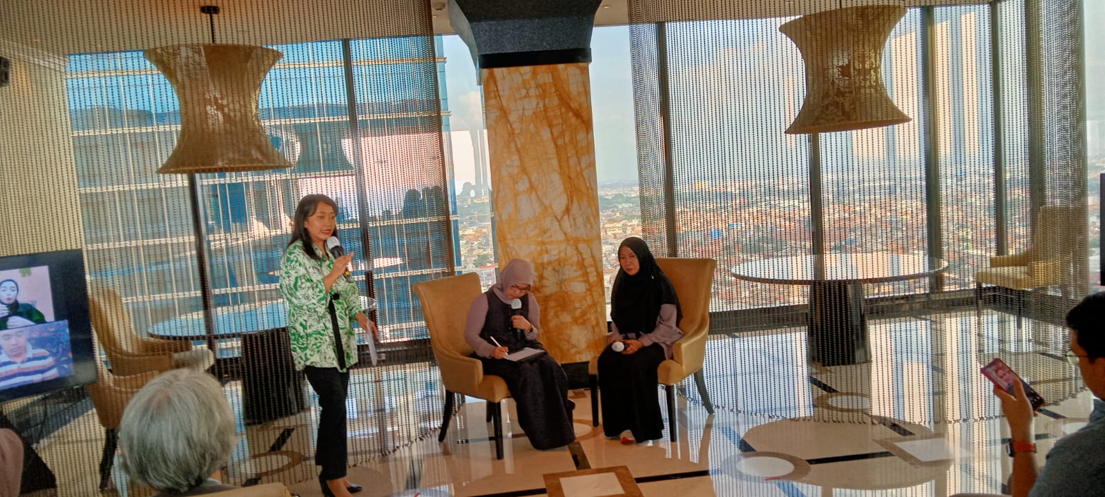 Sejumlah aktivis mendiskusikan soal hak disabilitas di The Trans Luxury Hotel Bandung