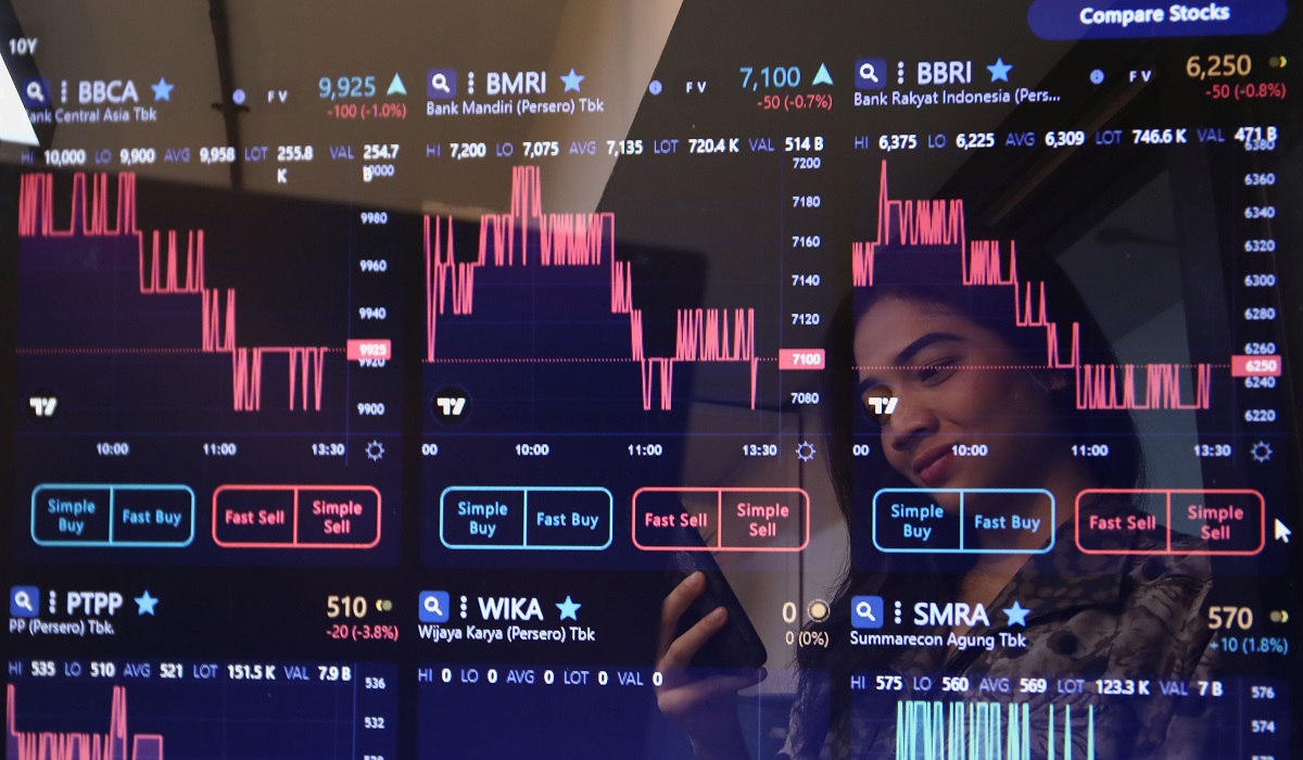 Investor memantau pergerakan harga saham dari komputer di Jakarta 