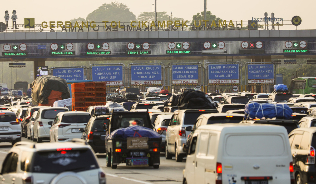 Kepadatan kendaraan sekitar pukul 06.00-07.00 WIB di Gerbang Tol (GT) Cikampek Utama, Karawang.