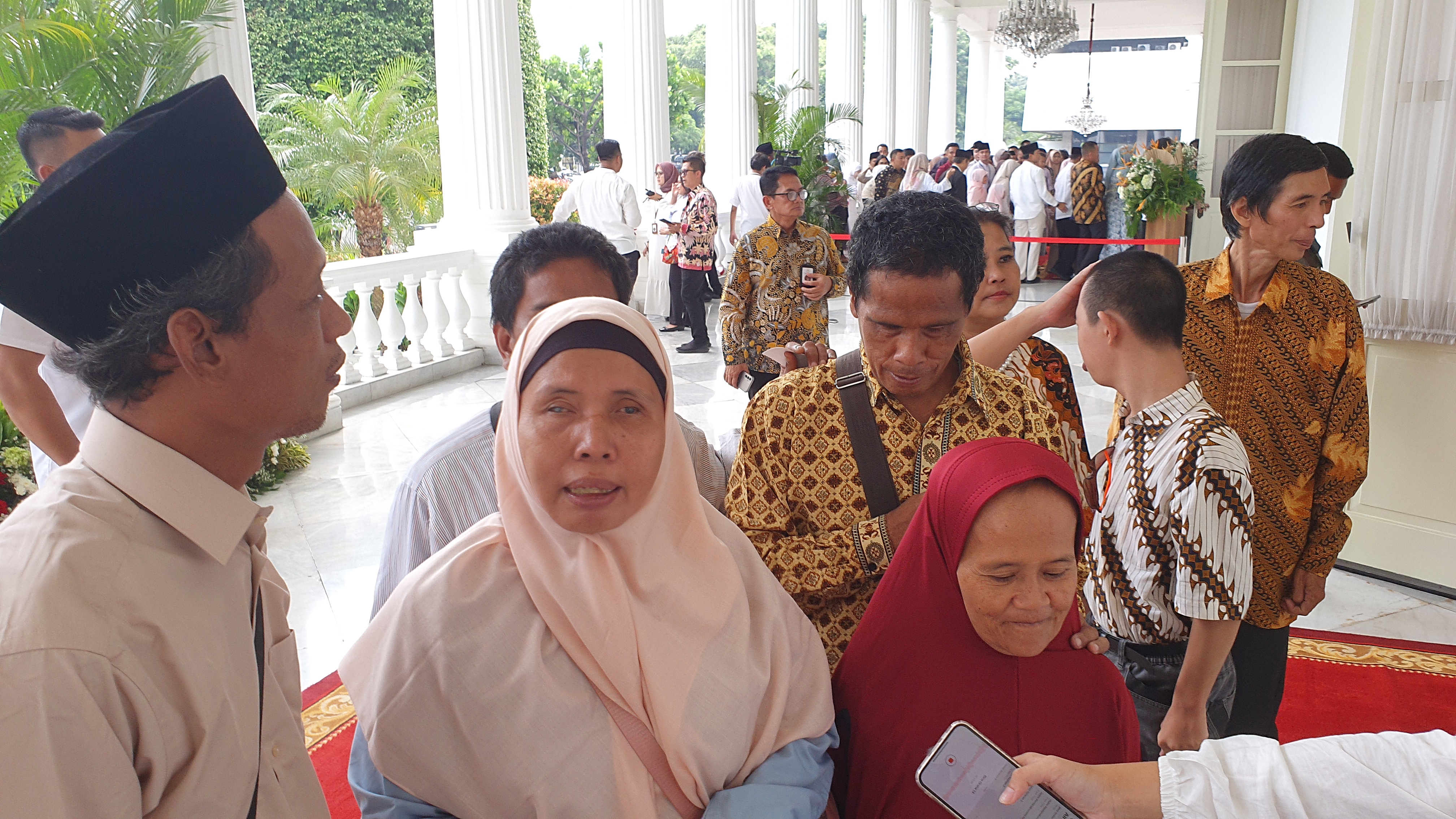 Asih Astuti, 44, datang dari Joglo, Jakarta Barat, untuk bisa datang ke Kompleks Istana Kepresidenan