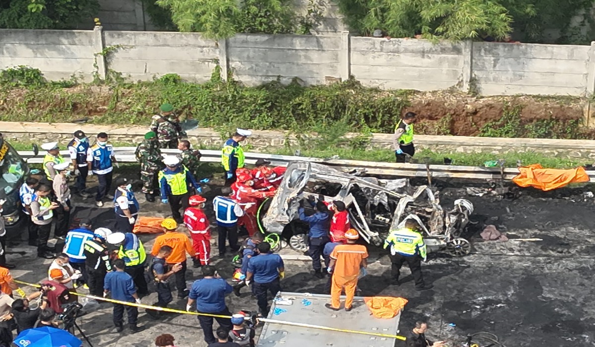 Kecelakaan di KM 58.600 jalur B arah Cikampek-Jakarta menyebabkan dua mobil terbakar dan 12 orang meninggal dunia.