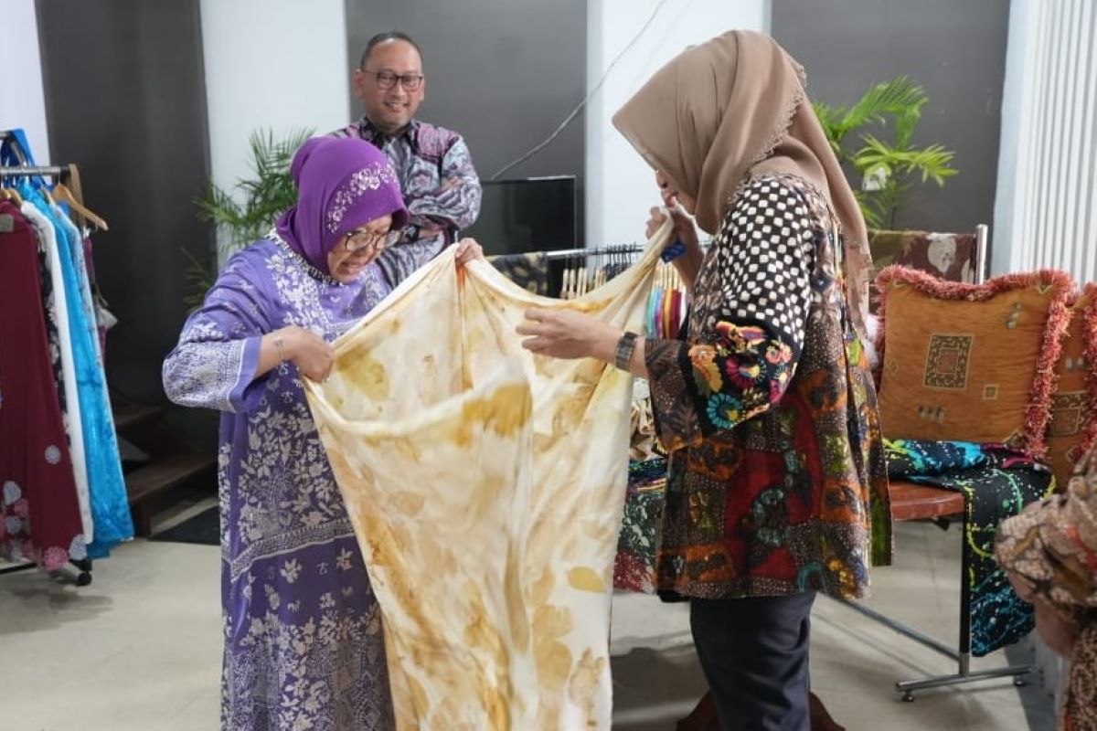 Menteri Sosial Tri Rismaharini melihat produk di Gerai Pena Bale Lembang, Jawa Barat.