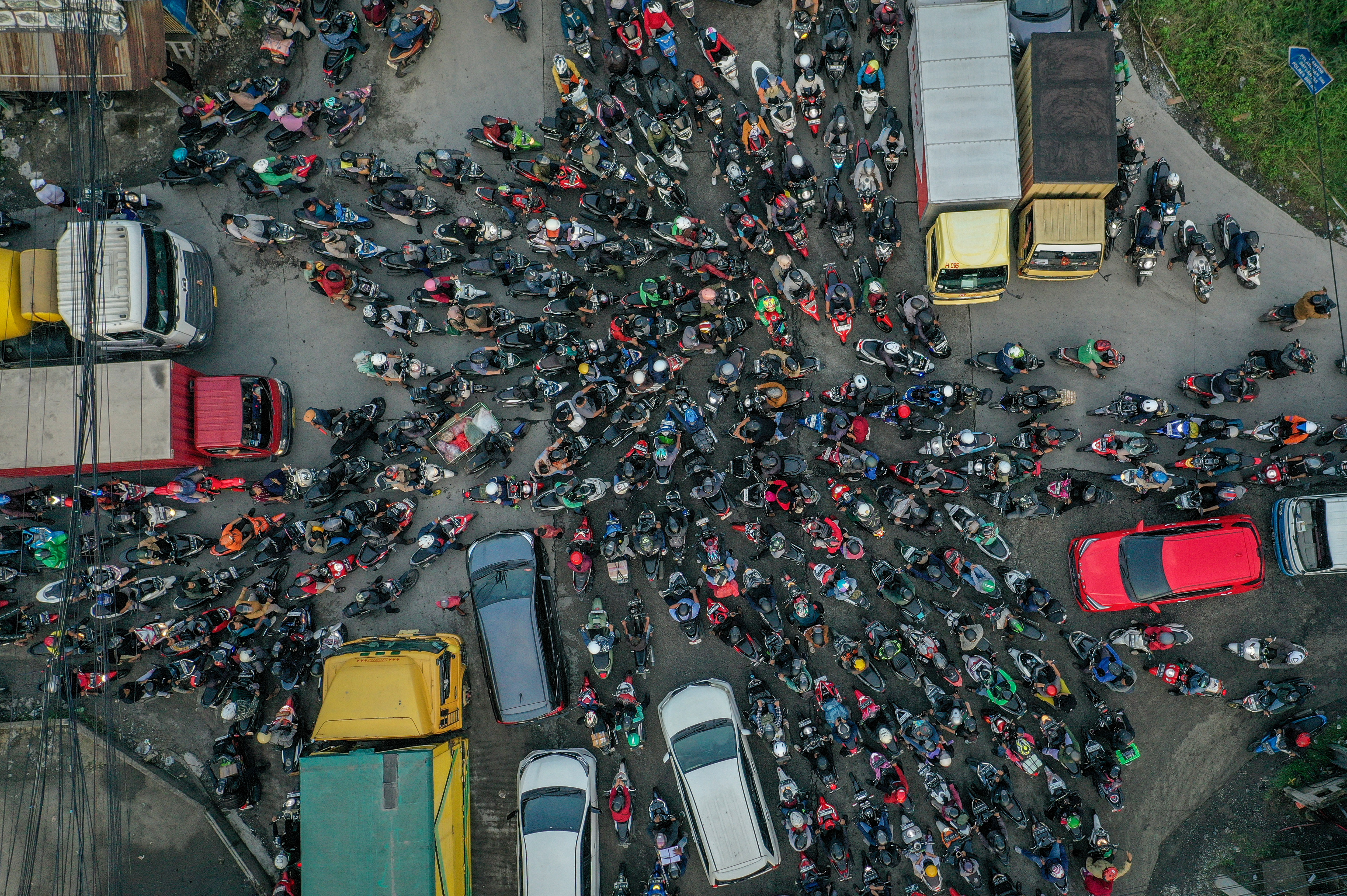 Foto udara sejumlah pengendara sepeda motor terjebak kemacetan di jalan Inspeksi Kalimalang, Bekasi, Jawa Barat, Jumat 5 April 2024