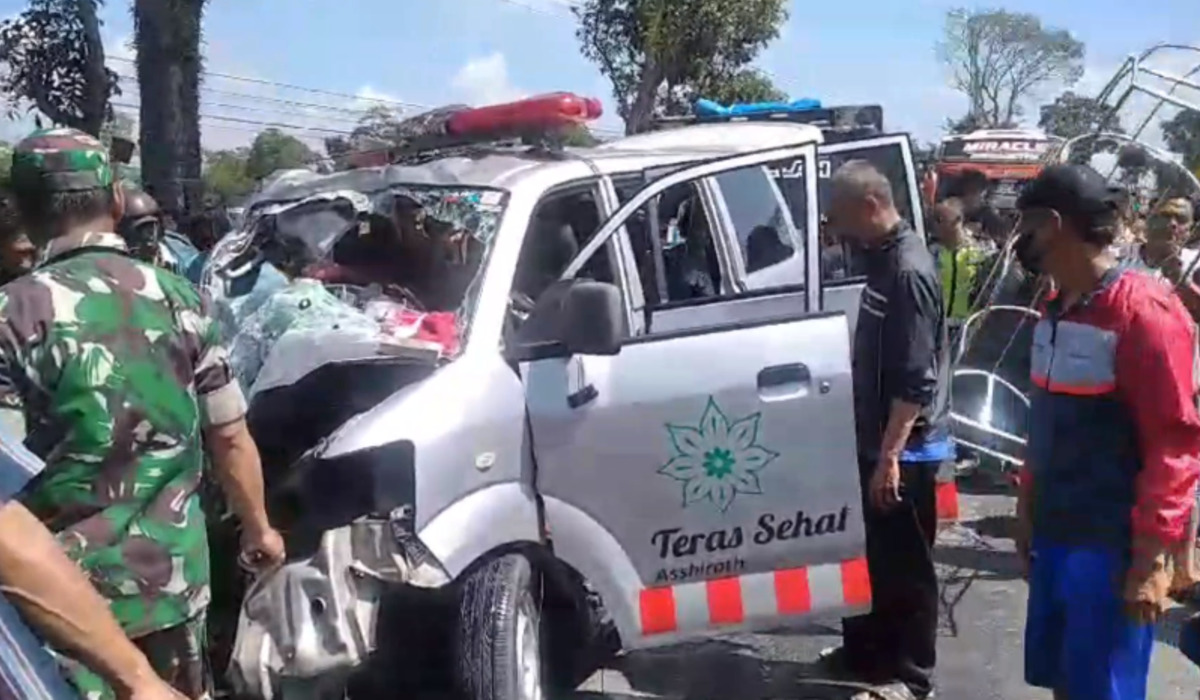 Ambulans yang tabrakan dengan bus pemudik di Temanggung, Jawa Tengah, Sabtu, 6 April 2024.