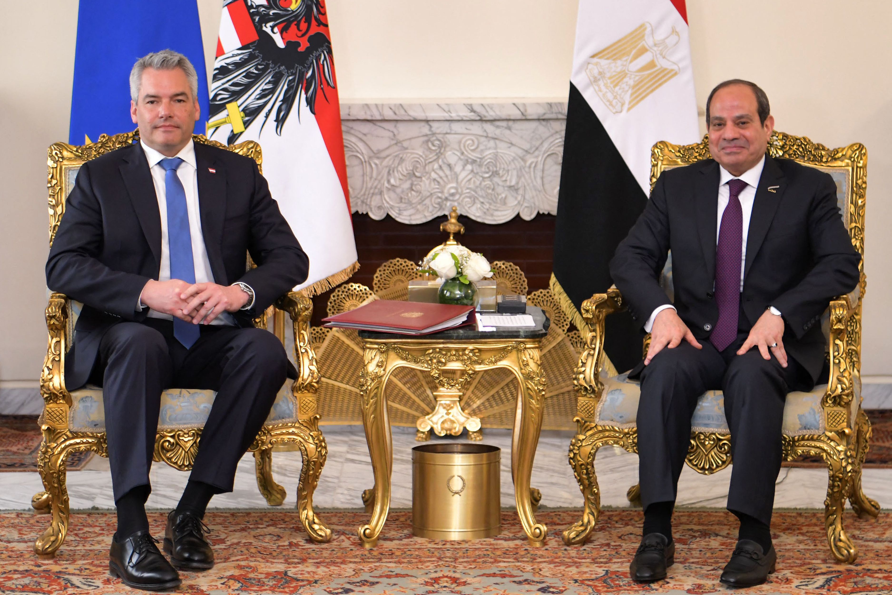 Abdel Fattah al-Sisi, Presiden Mesir (kanan) bersama Kanselir Austria Karl Nehammer