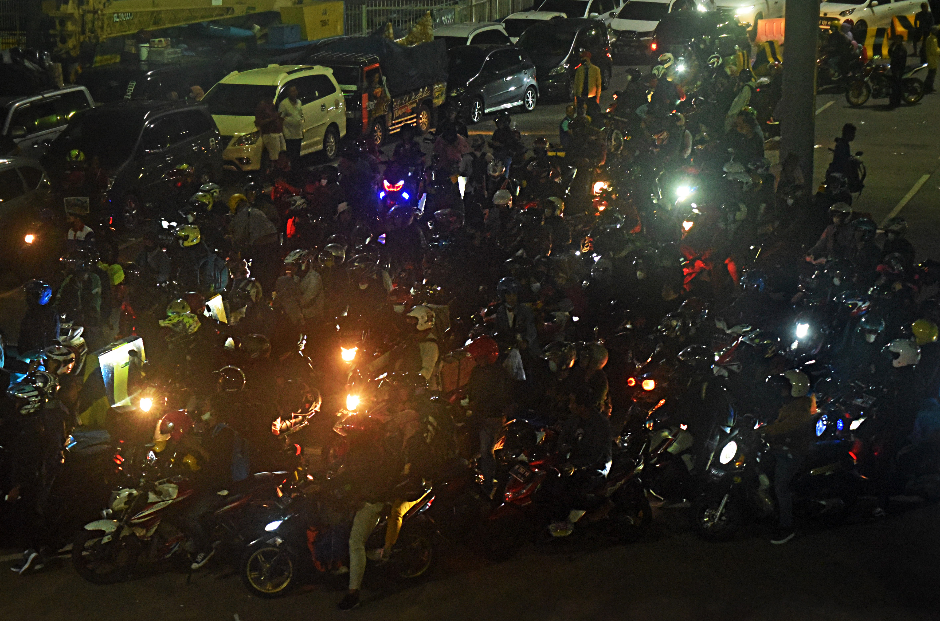 Sejumlah pemudik bersepeda motor antre menunggu giliran masuk ke kapal