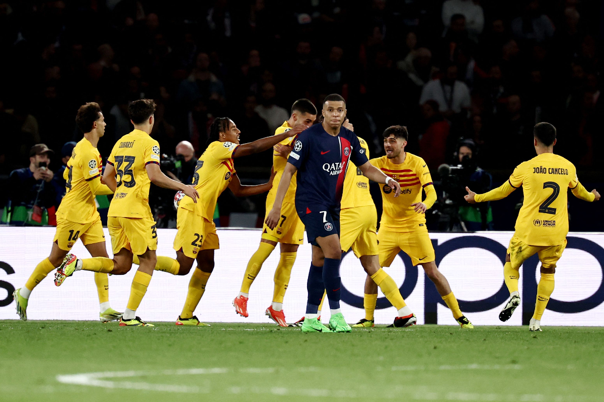 Pemain FC Barcelona sedang melakukan selebrasi usai mencetak gol di pertandingan leg pertama perempat final Liga Champions melawan PSG