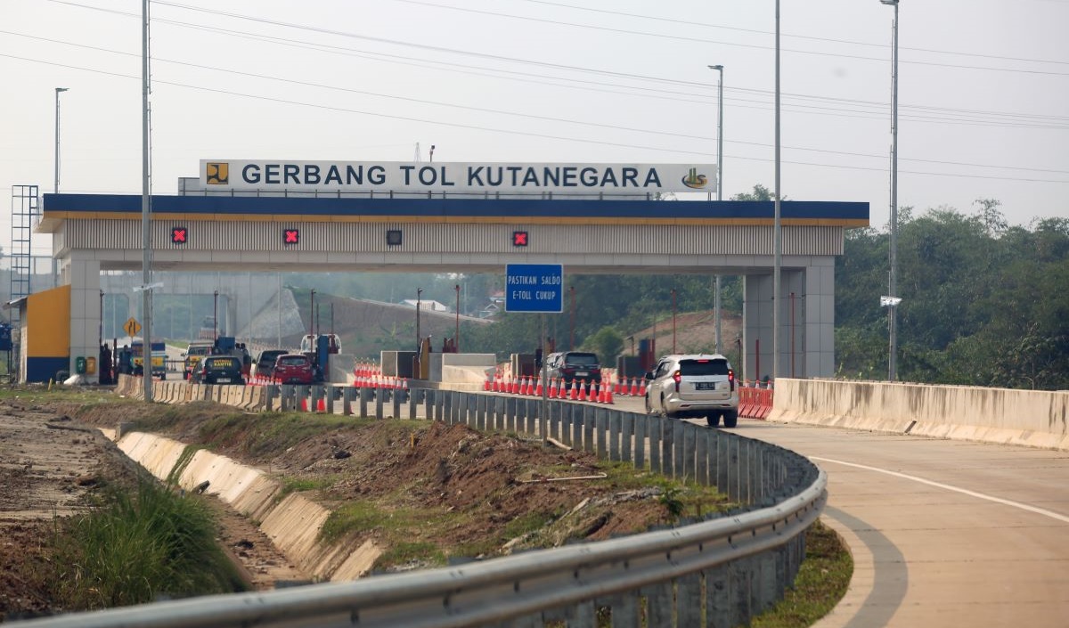 Sejumlah kendaraan melintas di gerbang tol Kutanegara, jalan tol Jakarta-Cikampek (Japek) II Selatan di Purwakarta, Jawa Barat.