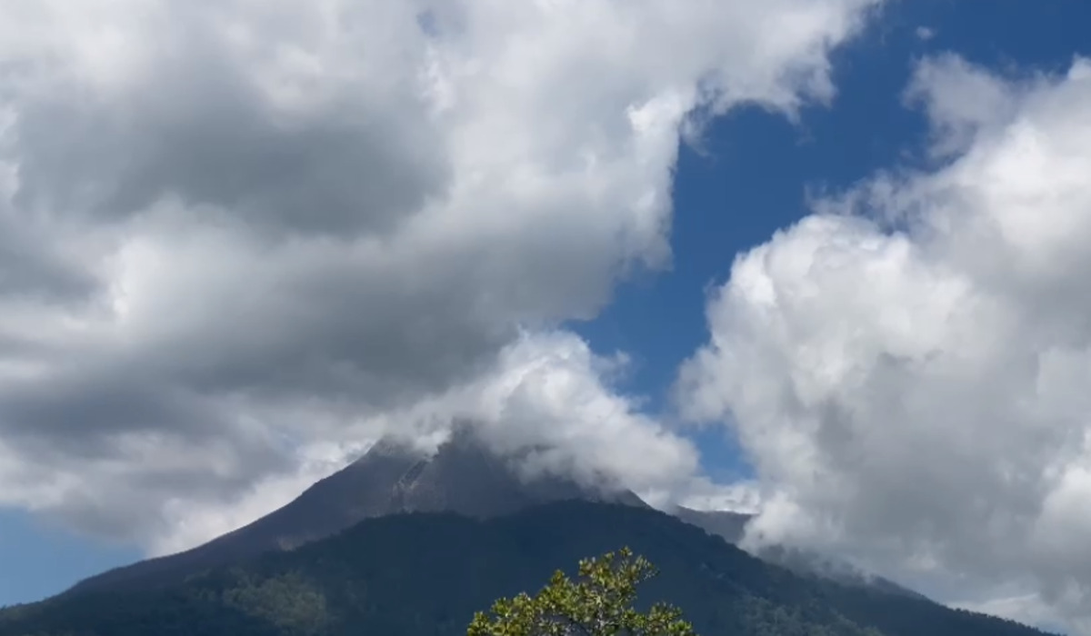 GUNUNG Lewotobi Laki-laki, di Nusa Tenggara Timur (NTT) kembali erupsi pada 30 April 2024.