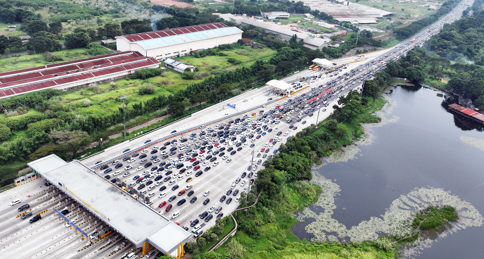 Ribuan kendaraan arus balik arah Jakarta terjebak kemacetan menjelang GT Cikampek Utama di Karawang, Jawa Barat, kemarin. 