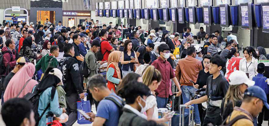 Calon penumpang pesawat tujuan kota-kota di Sumatra, Sulawesi, dan Kalimantan antre di loket check-in Terminal 1A Bandara Soekarno-Hatta.
