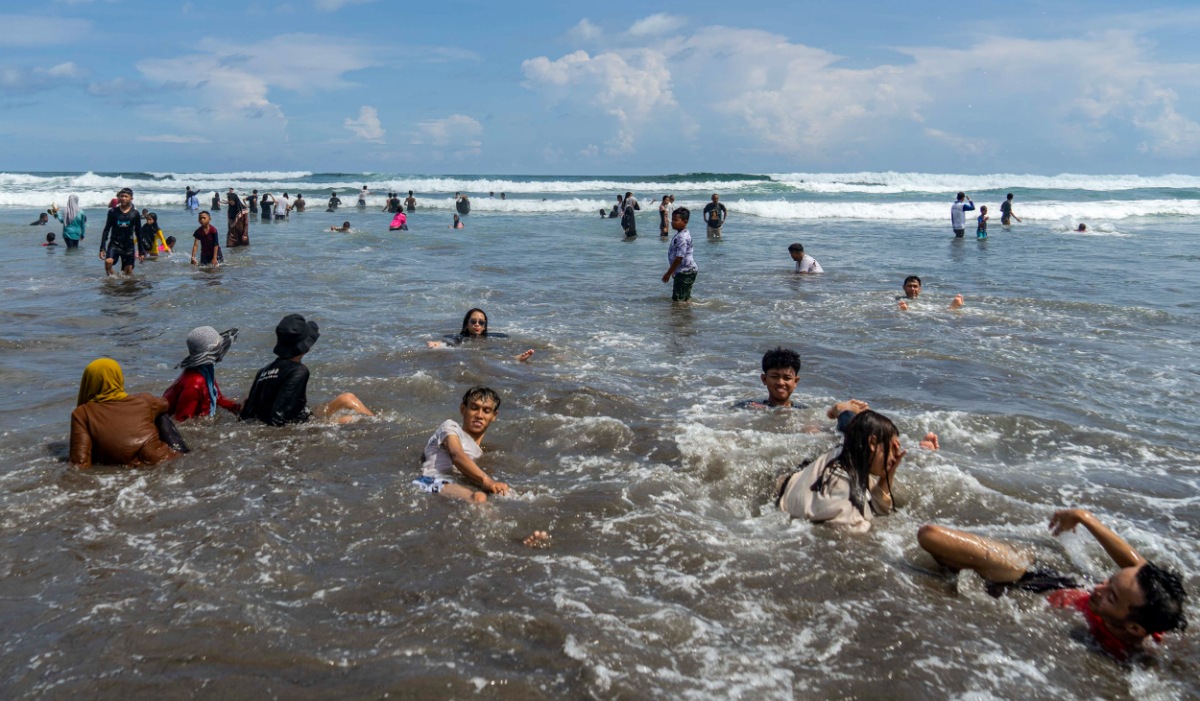 Pengunjung berwisata di Pantai Parangtritis, Bantul, D.I Yogyakarta