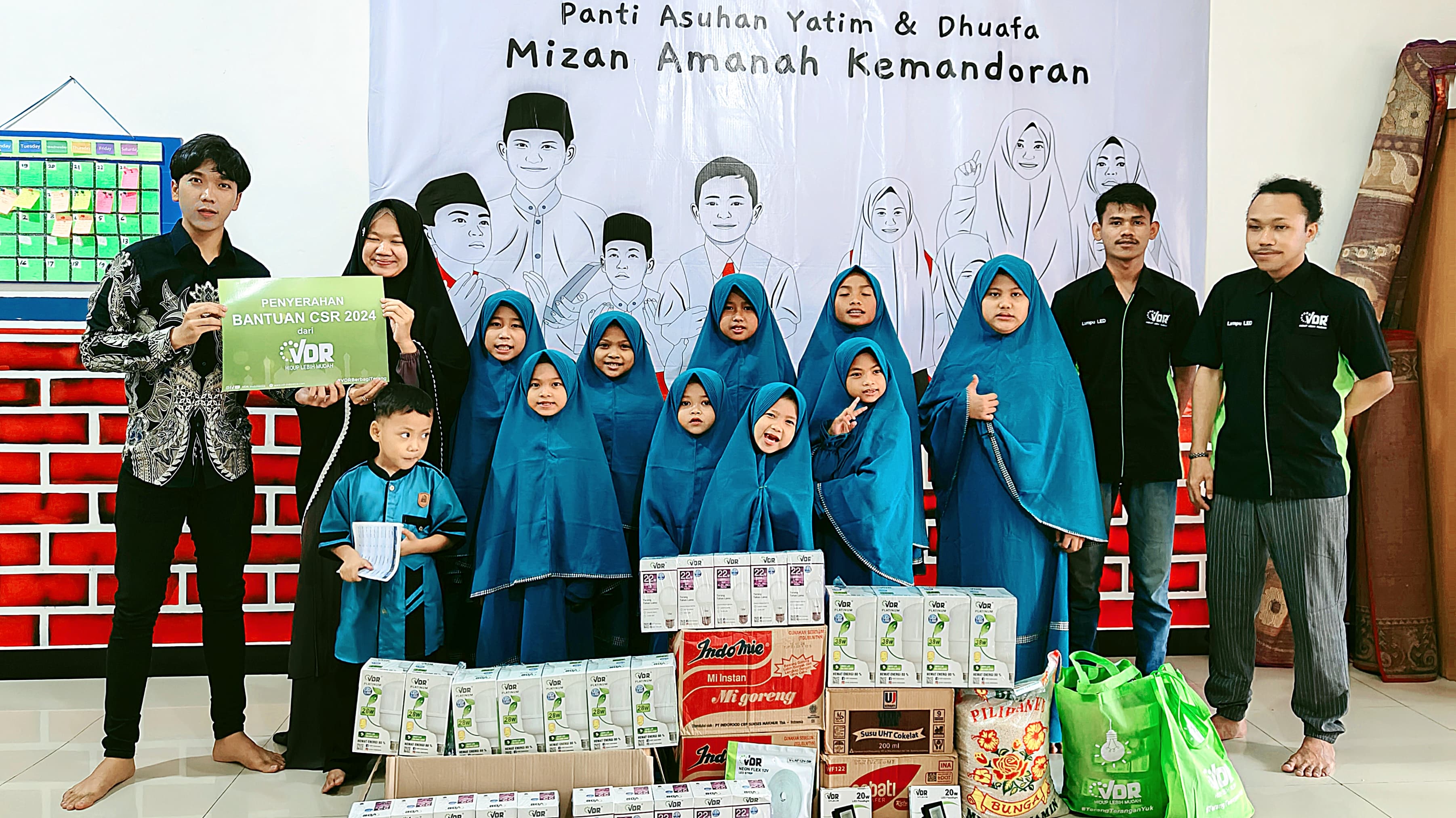 CSR PT. Vedora indo Cahaya memberikan kontribusi dan dukungan penerangan lampu LED dan bantuan sembako.