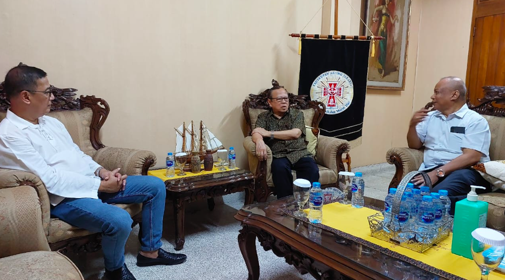 Mayong Suryolaksono (kiri) dan AM Putut Prabantoro (kanan) dan Uskup Agung Jakarta Kardinal Ignatius Suharyo (tengah), di Jakarta.