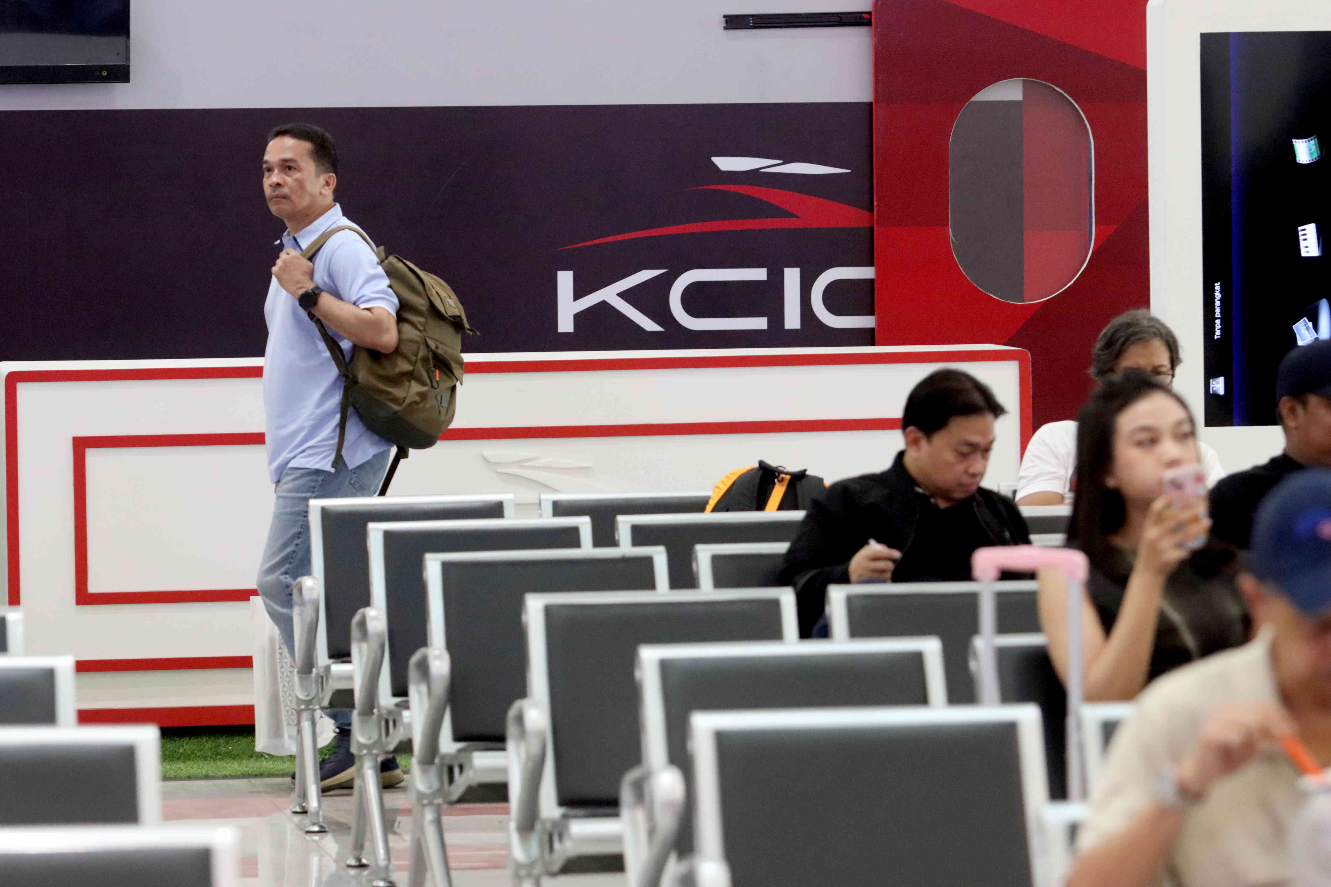 Penumpang menaiki Kereta Cepat Indonesia China KCIC