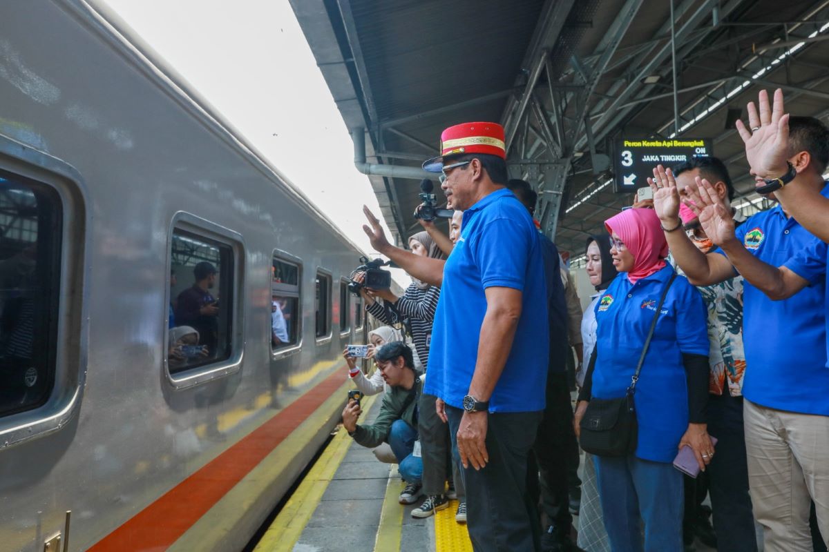 Pemprov Jawa Tengah memberangkatkan sebanyak 1.088 warganya menggunakan kereta api dari Stasiun Pasar Senen Jakarta.