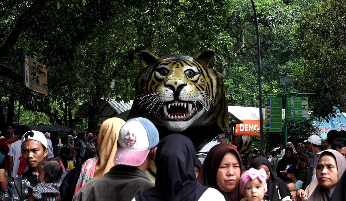 Pengunjung memadati sejumlah kandang-kandang satwa di Taman Margasatwa Ragunan, Jakarta, Kamis (11/4).
