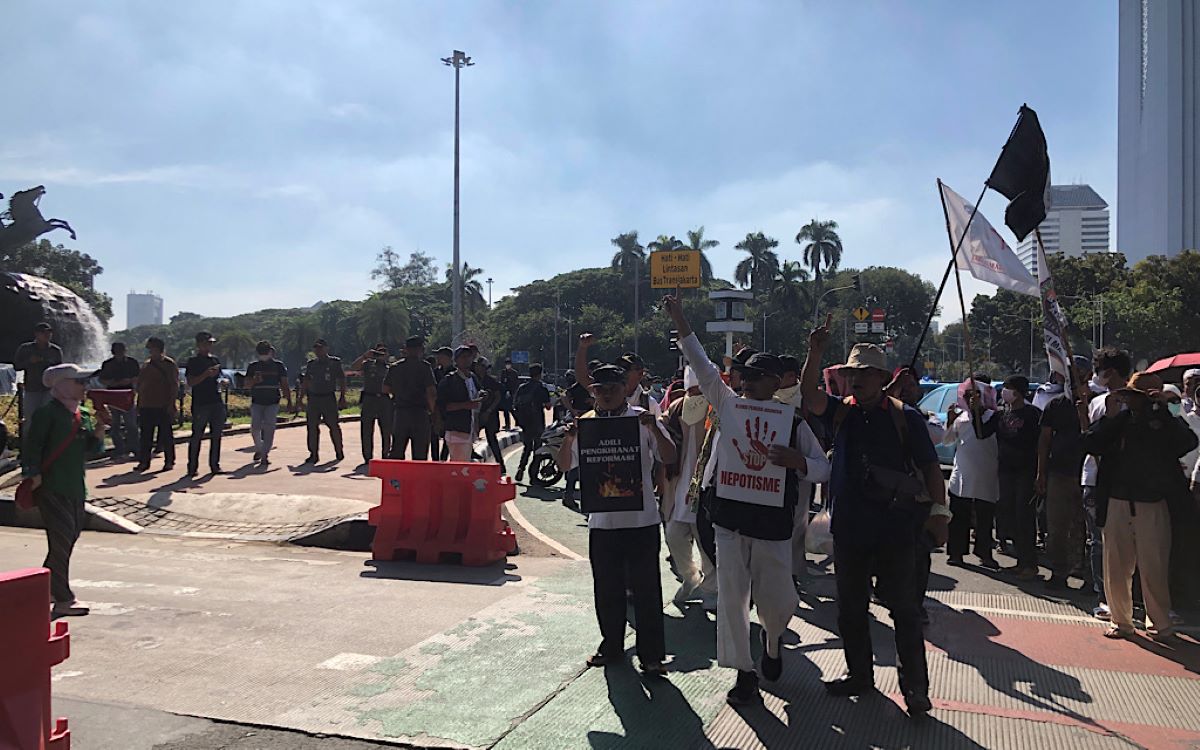 Massa memadati kawasan Patung Kuda, Jakarta Pusat, pada saat MK membacakan putusan hasil sengketa PHPU.