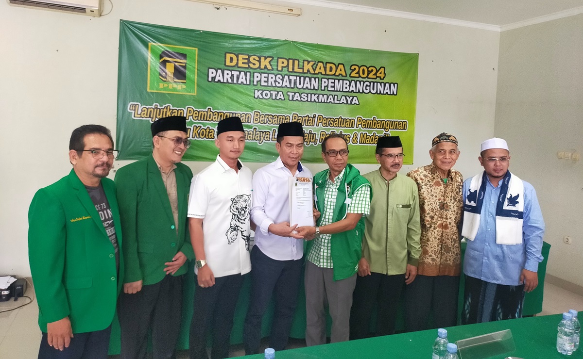Azis Rismaya Mahfud, pengusaha bus Mayasari Group, secara resmi mengembalikan formulir pendaftaran sebagai calon Wali Kota Tasikmalaya