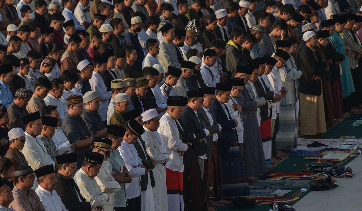 Ilustrasi: umat muslim melaksanakan Salat Idul Fitri