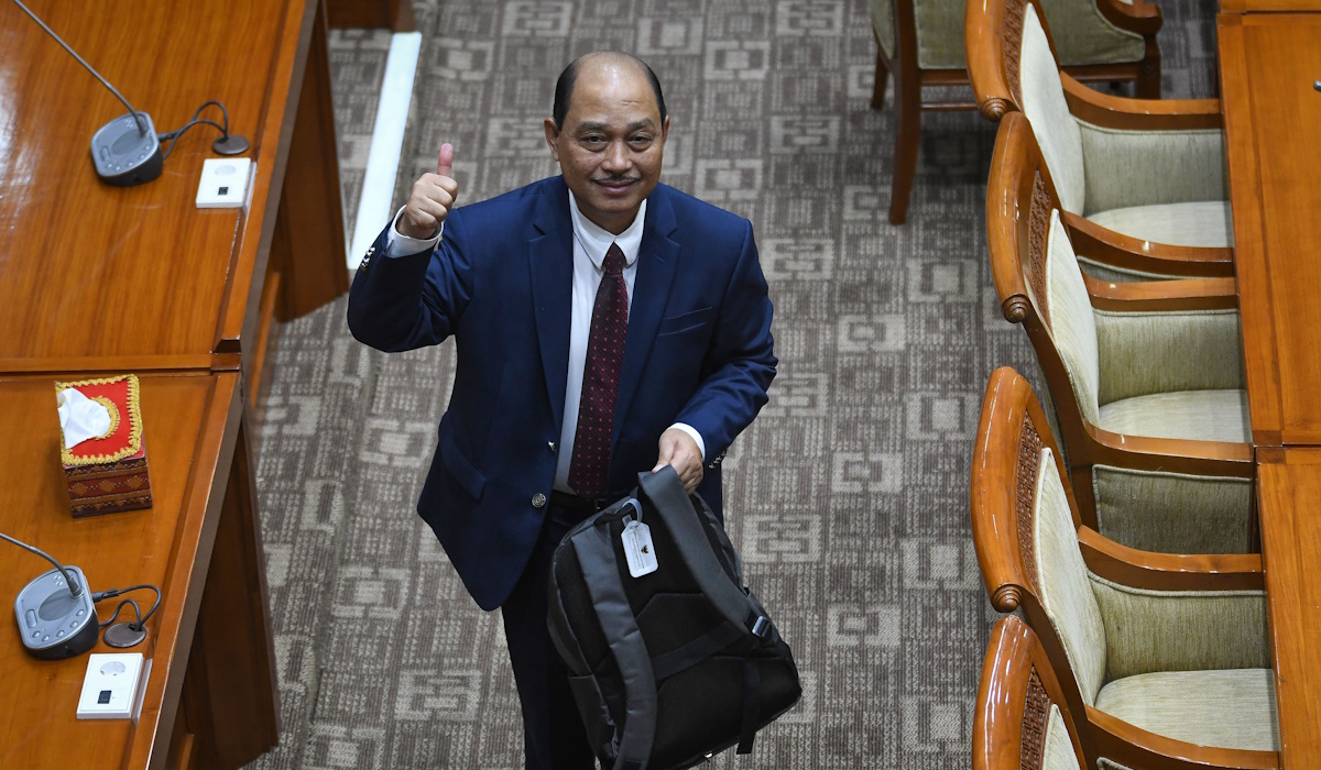 Calon anggota LPSK Periode 2024-2029 Antonius P. S. Wibowo mengacungkan jempol usai uji kelayakan dan kepatutan di ruang Komisi III DPR,