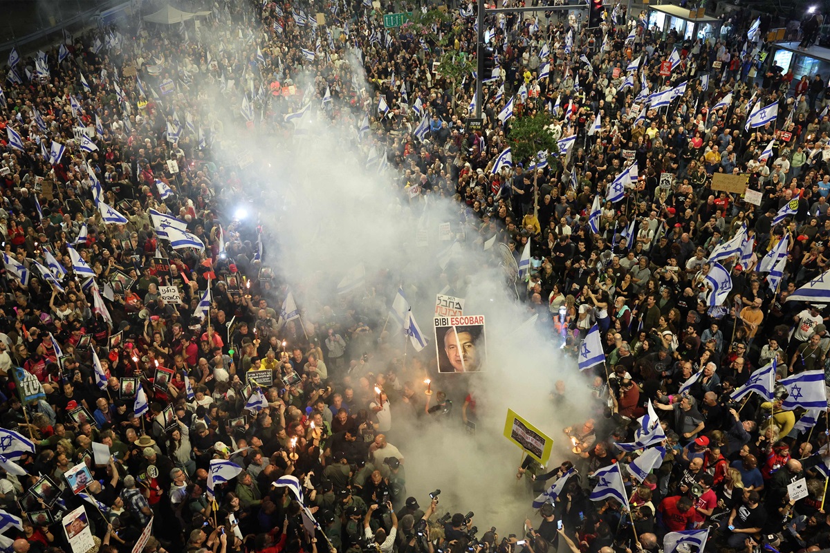 Puluhan ribu warga Israel melakukan protes di Tel Aviv dan kota-kota lain menuntut pengunduran Perdana Menteri Benjamin Netanyahu