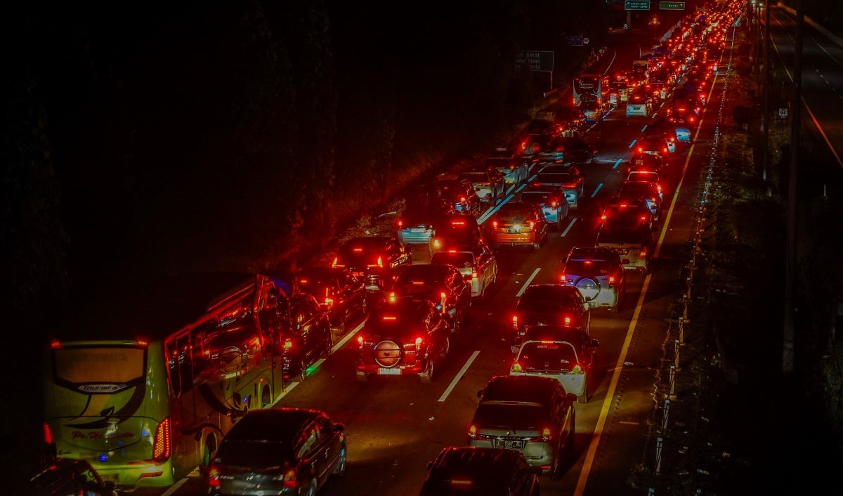 Kendaraan pemudik terjebak kemacetan di Tol Tangerang-Merak, Cilegon, Banten, Minggu (7/4/2024) dini hari.