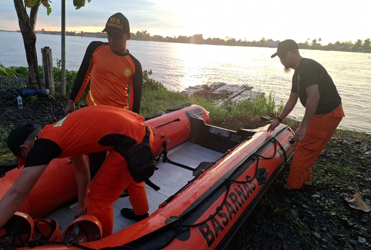 Basarnas mencari seorang ABK Kapal tunda yang terjatuh di perairan alur Sungai Barito, Marabahan, Kabupaten Barito Kuala, Kalimantan Selatan
