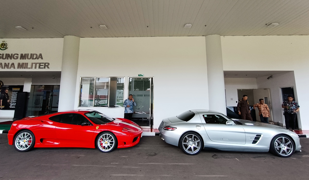 Tiga kendaraan supercar milik tersangka pengusaha Harvey Moeis di Gedung Kejaksaan Agung 