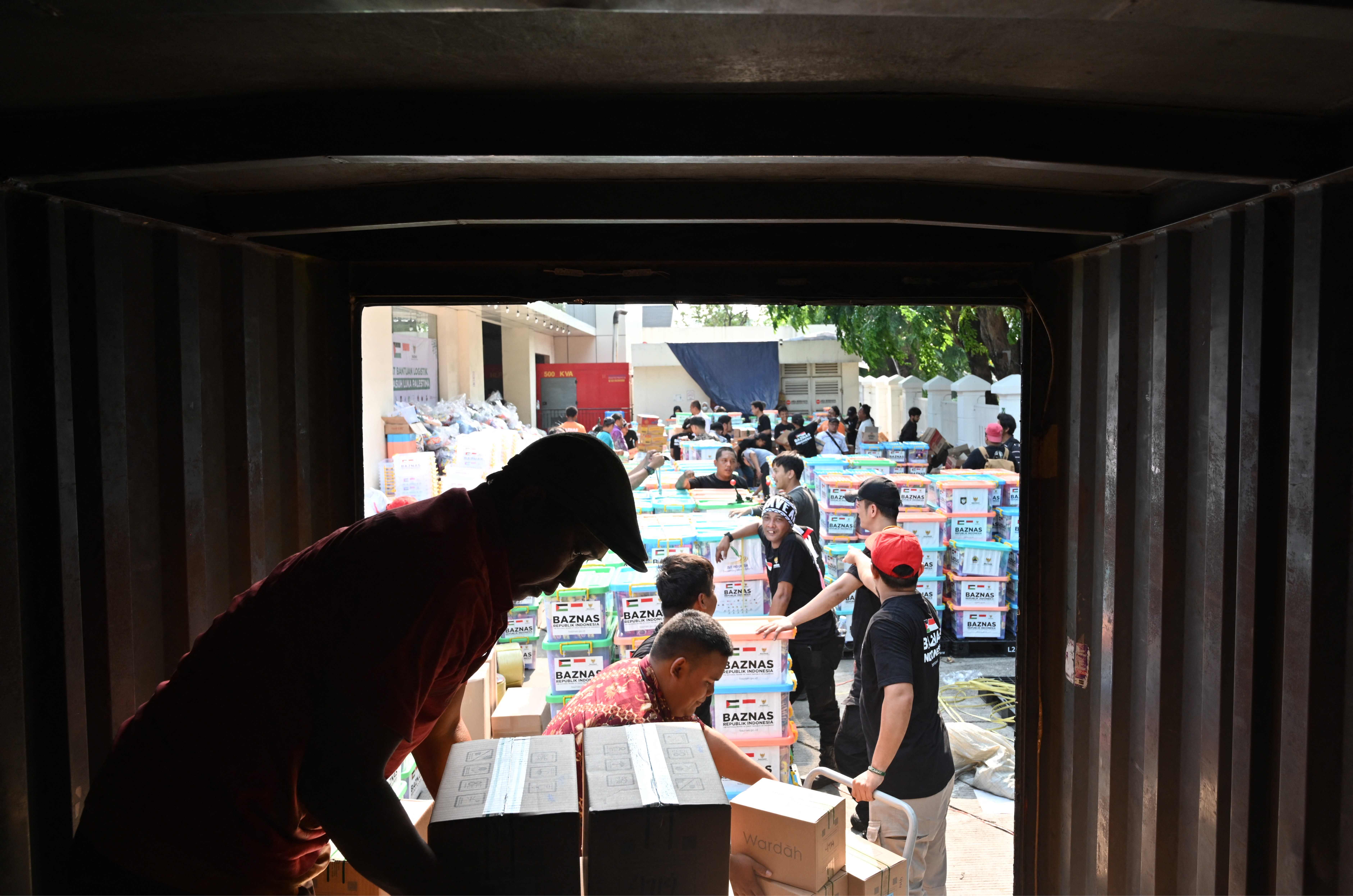 Pekerja mengumpulkan logistik dari Baznas