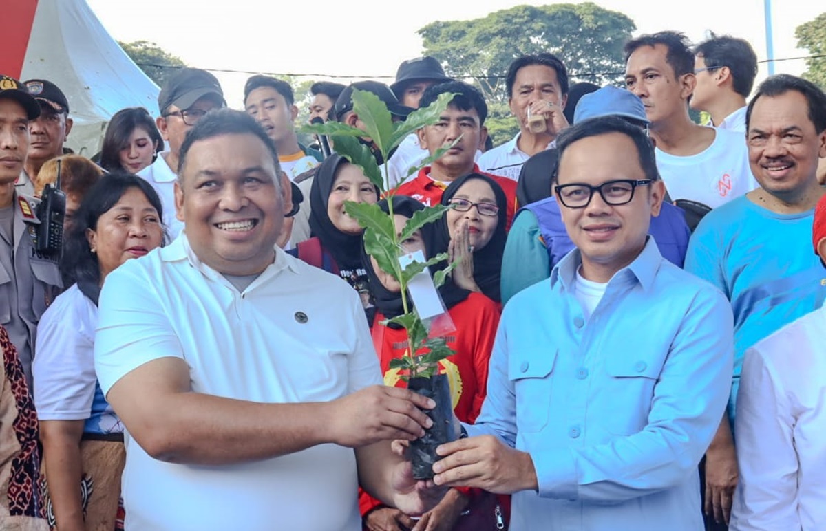 Dirjen Perkebunan, Andi Nur Alam Syah, bersama Wali Kota Bogor, Bima Arya, melepas ekspor komoditas kelor, kelapa, dan teh