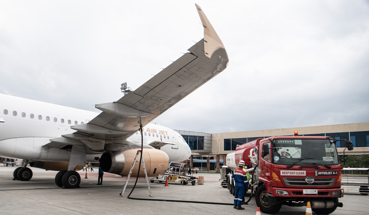 Ilustrasi: petugas mengisi bahan bakar avtur ke pesawat di Bandara Sultan Mahmud Badaruddin II di Palembang, Sumatera Selatan 