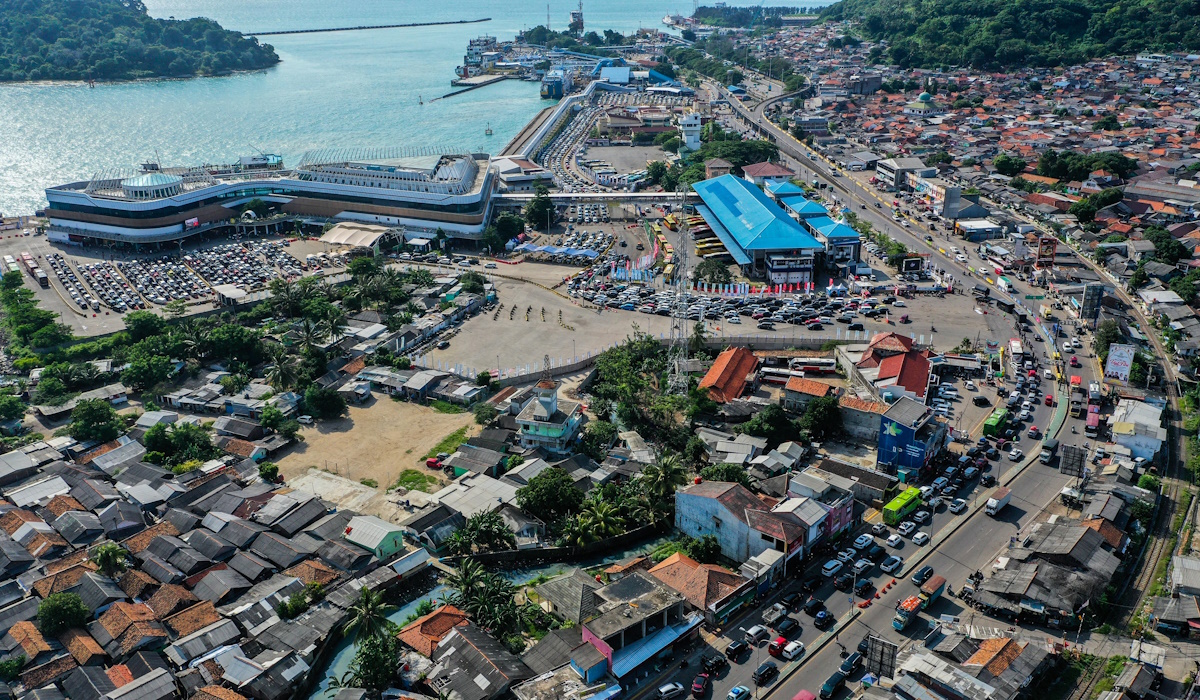 Ilustrasi: Foto udara sejumlah kendaraan terjebak macet di depan pintu masuk Pelabuhan Merak, Cilegon, Banten, Minggu 