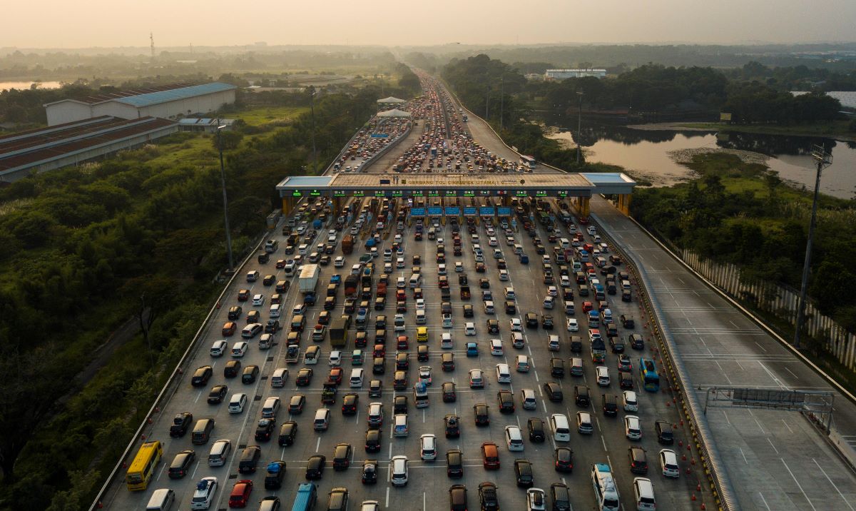 Kendaraan mengantre di Gerbang Tol Cikampek Utama.