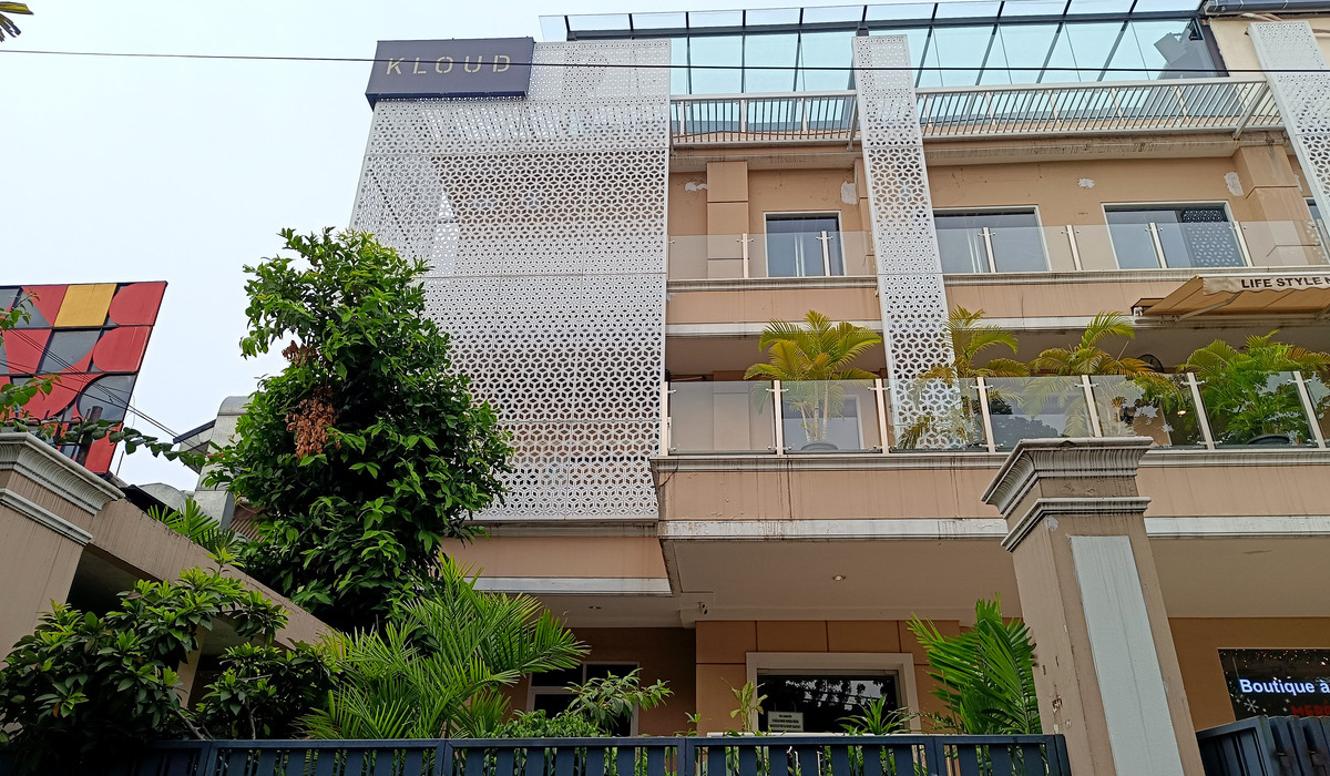 Suasana luar KLOUD Sky Dining & Lounge yang disegel Bareskrim Polri di kawasan Senopati, Jakarta.