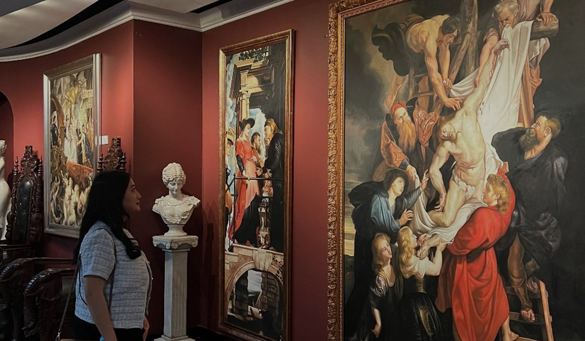 Pengunjung mengamati lukisan di rangkaian kegiatan peringatan Hari Seni Sedunia yang diadakan oleh Ascott Jakarta.