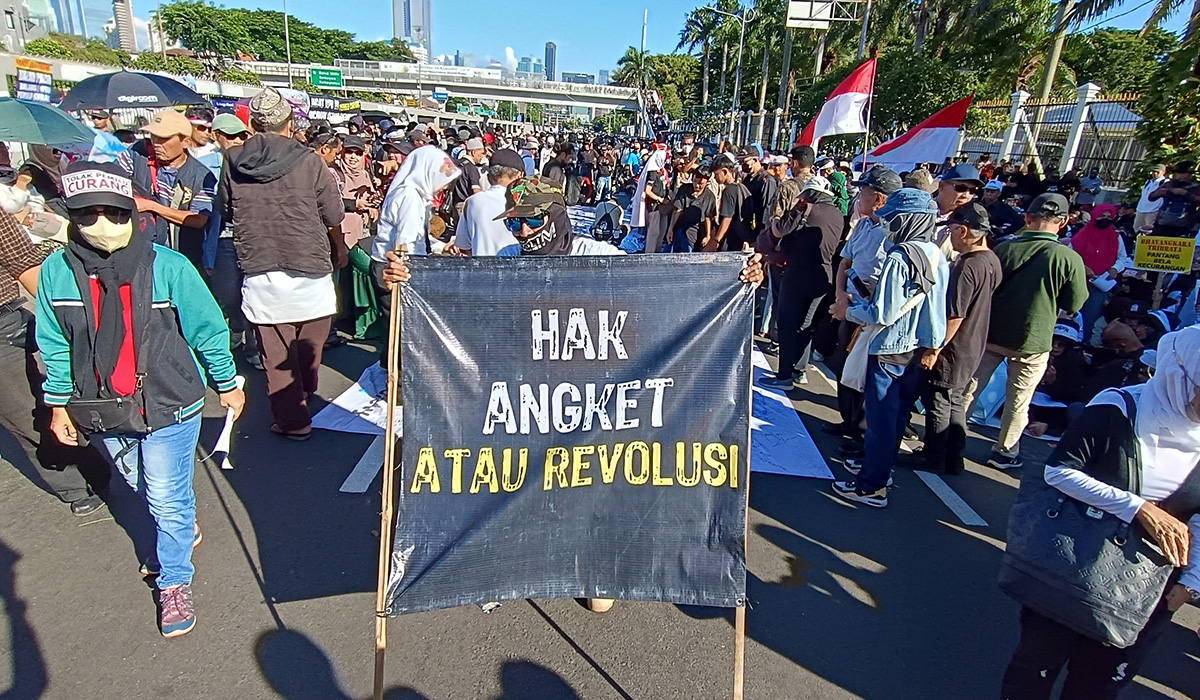 Massa mendesak kepada DPR untuk menggunakan hak angket untuk mengusut dugaan kecurangan Pemilu 2024.