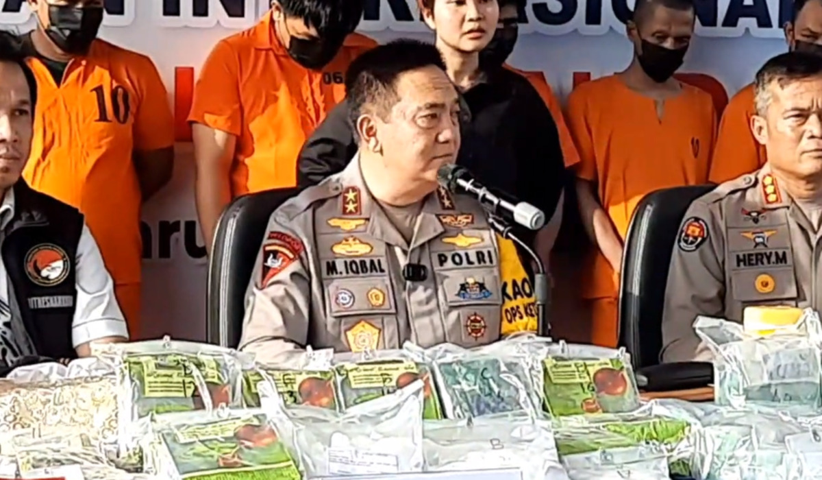 POLDA Riau menangkap 17 anggota sindikat narkoba internasional di Pekanbaru.