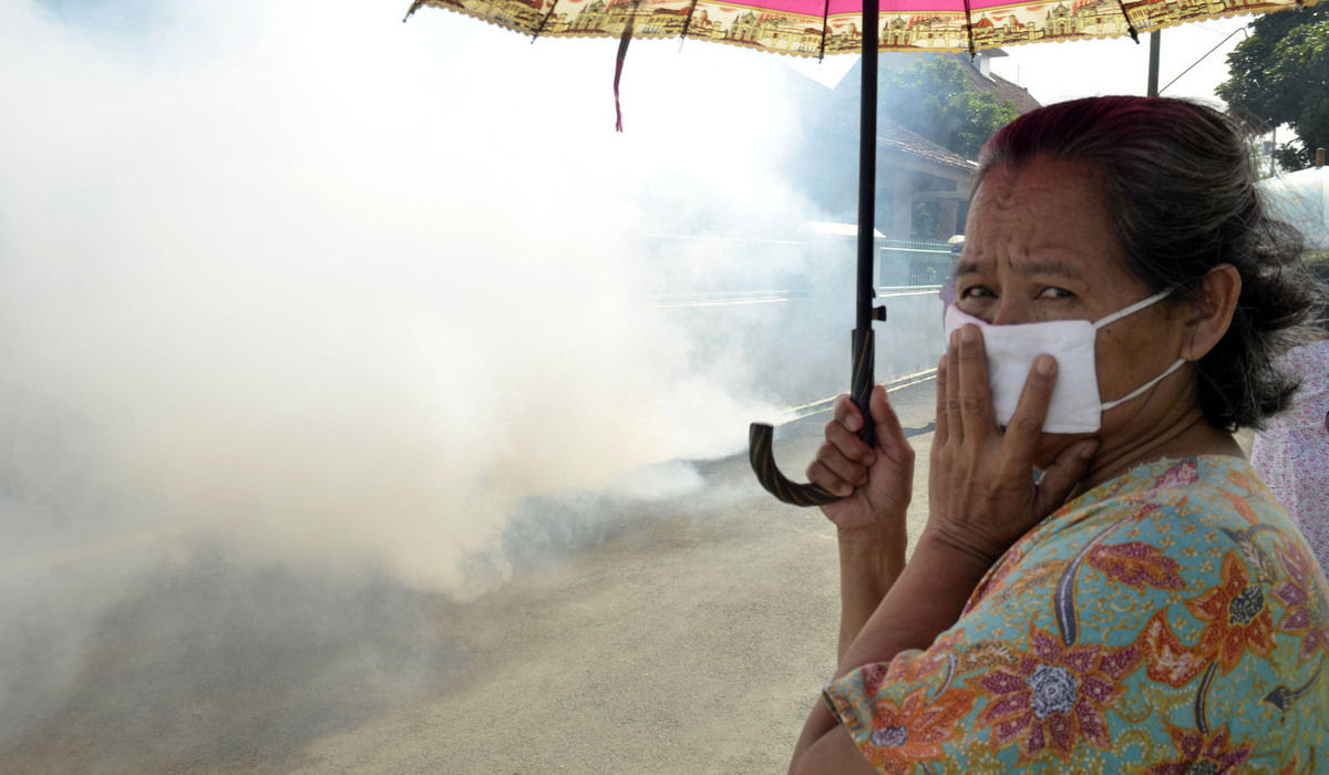 Warga tengah memantau proses pengasapan atau fogging untuk cegah DBD di Banyumas.
