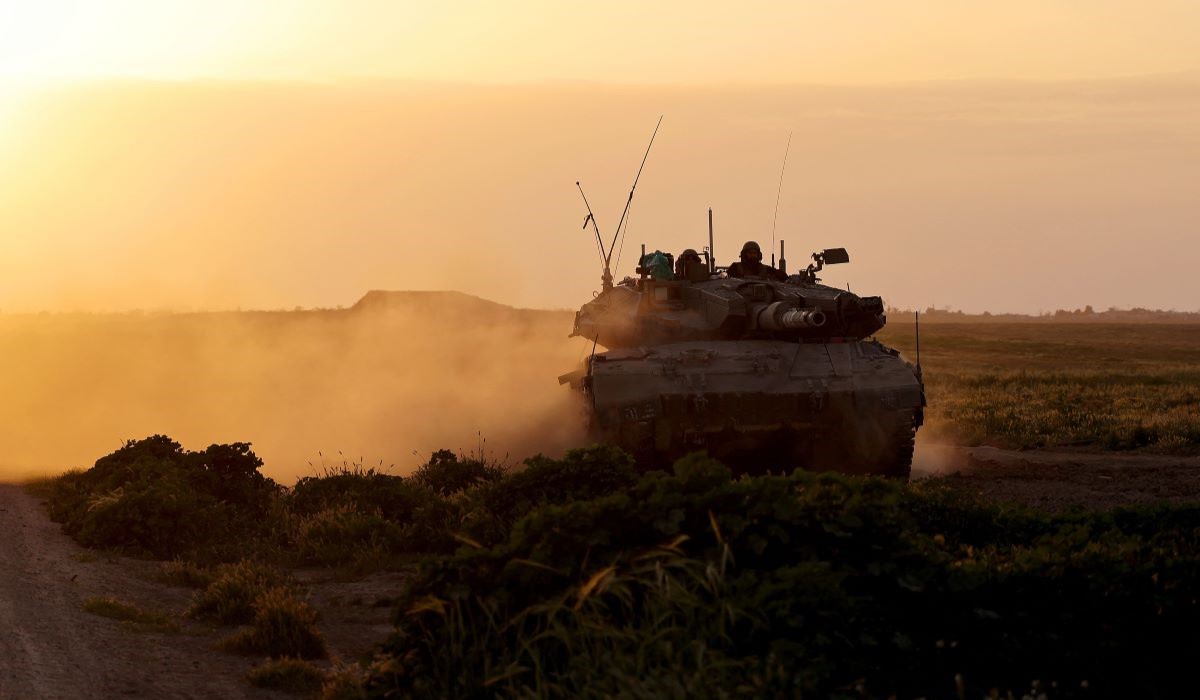Tank tentara Israel yang bergerak di sepanjang wilayah perbatasan