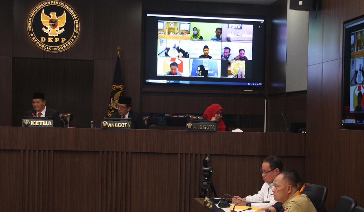 Ilustrasi: Ketua DKPP Heddy Lugito (kiri) saat memimpin jalannya sidang pemeriksaan lanjutan dugaan pelanggaran KEPP