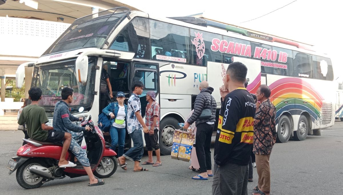 Aktivitas pemudik mulai ramai di terminal tipe B Sigli, Kabupaten Pidie, Aceh. 