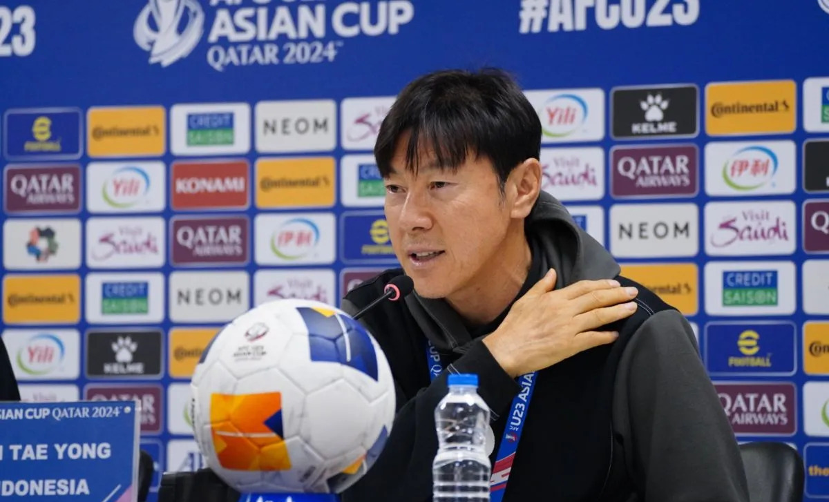 Pelatih tim nasional Indonesia U-23 Shin Tae-yong menjawab pertanyaan sebelum pertandingan semifinal Piala Asia U-23 lawan Uzbekistan.